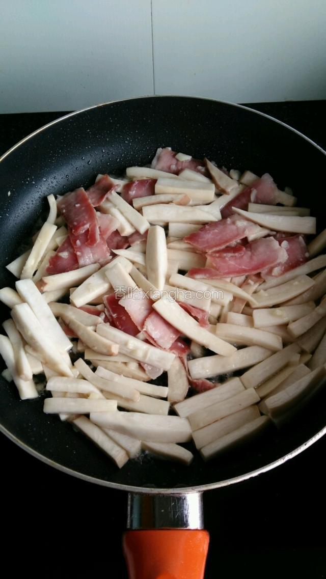 倒入腊肉翻炒均匀。
