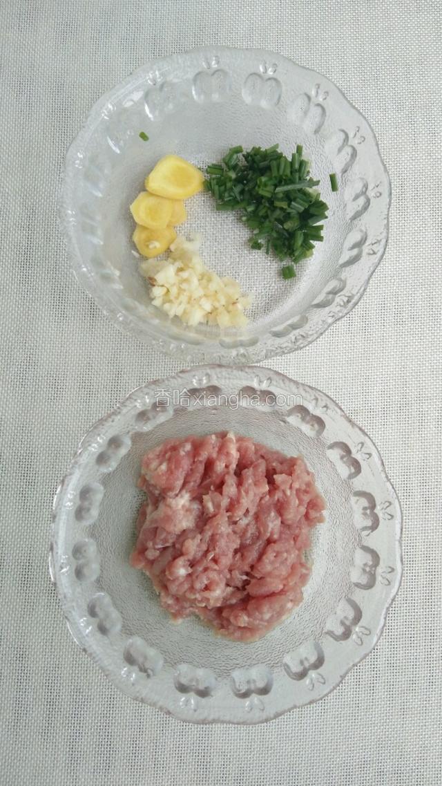 猪肉剁成肉末，加适量盐和料酒腌制。
姜切片，蒜和葱切末。