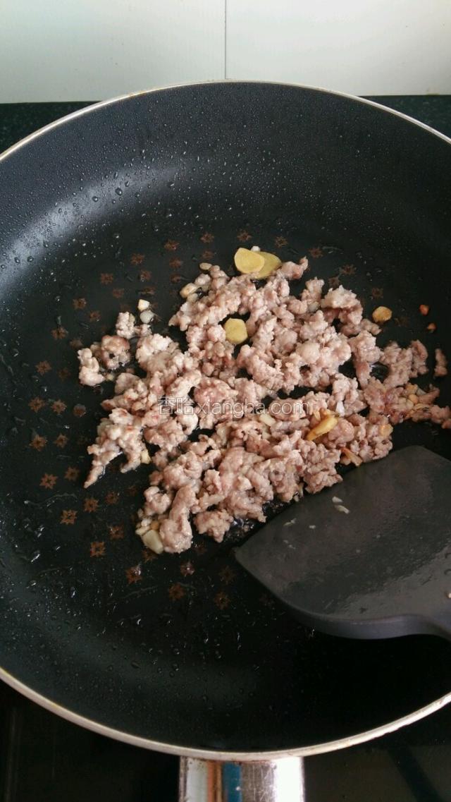 倒入猪肉末，大火炒散。