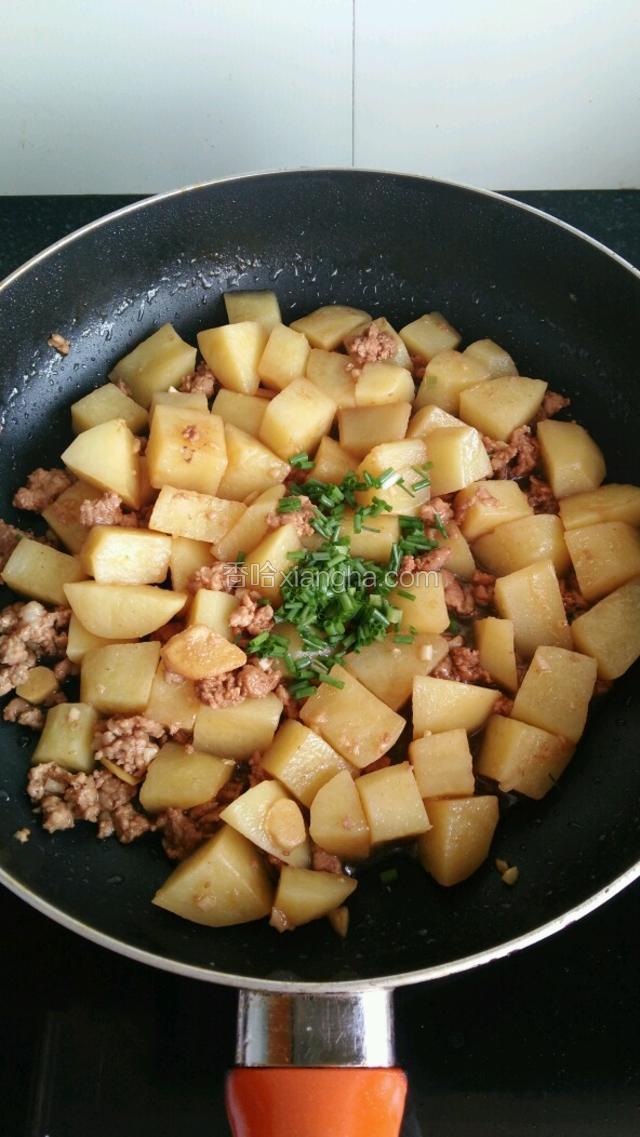 土豆熟了以后调入适量盐、酱油和鸡精翻炒均匀，关火，撒上葱花翻炒均匀即可。