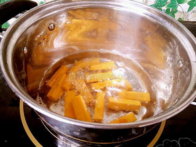 将南瓜条放入开水中，焯两分钟捞出控水。