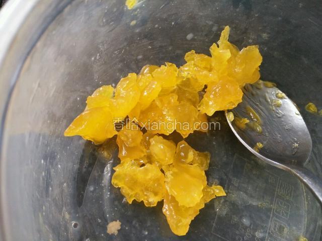 用勺子将咸蛋黄压碎，因为是自己压的很结实不好弄碎。