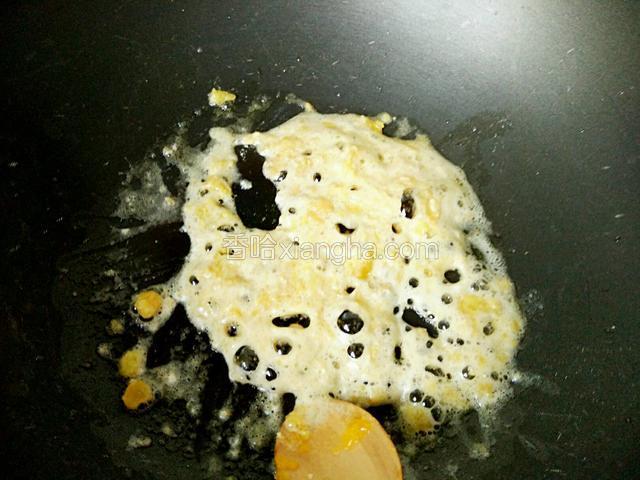 锅中油烧热，放入咸蛋黄碎翻炒至白泡沫状。