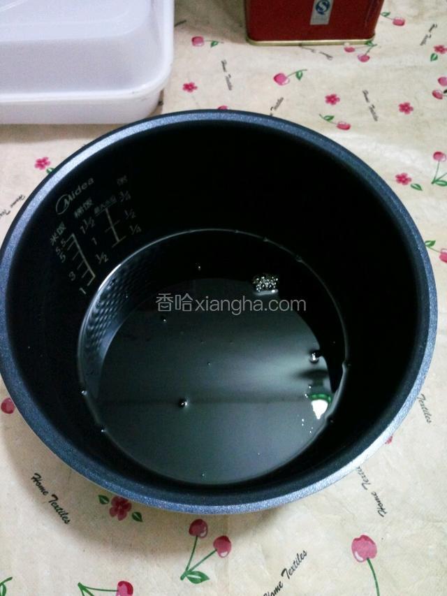 捞出大蒜晾干无水，放到准备好的容器中（腌蒜时腌出来的汤汁不要放进容器中，扔掉即可）。开始1：1调制糖醋汁，我用的陈醋500g,白糖和红糖总共500g，调好以后放入电饭煲锅烧开关火！
