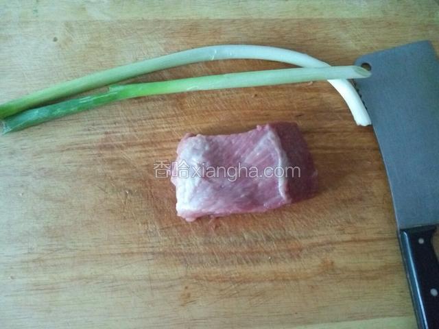 准备好猪肉和大葱