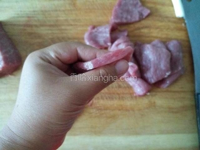 猪肉切成三毫米厚的薄片