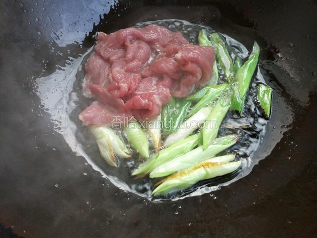 下入猪里脊肉，快速翻炒