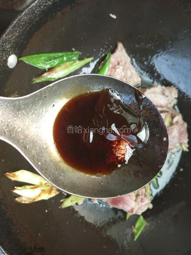 再加入一大勺酱油，蚝油和少许鸡精