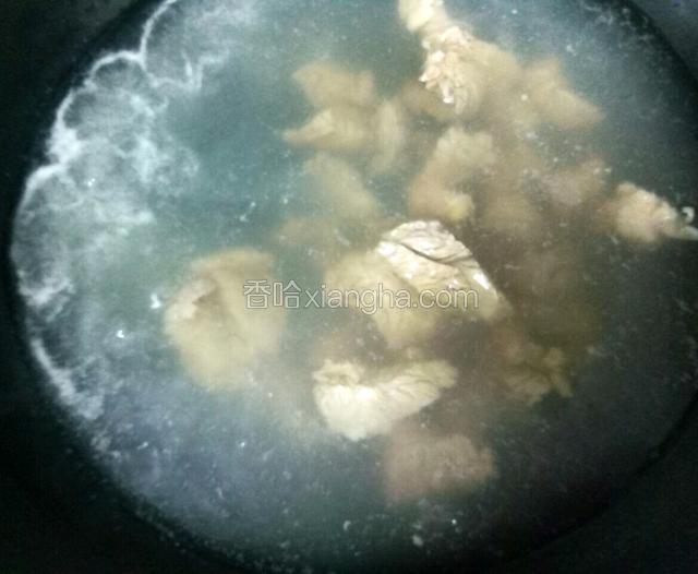 锅内烧水牛肉块下锅打水焯，焯出血水