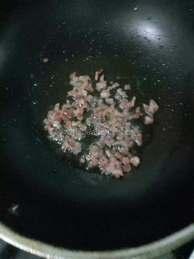 锅中放少许油先下腊肠煸炒。
