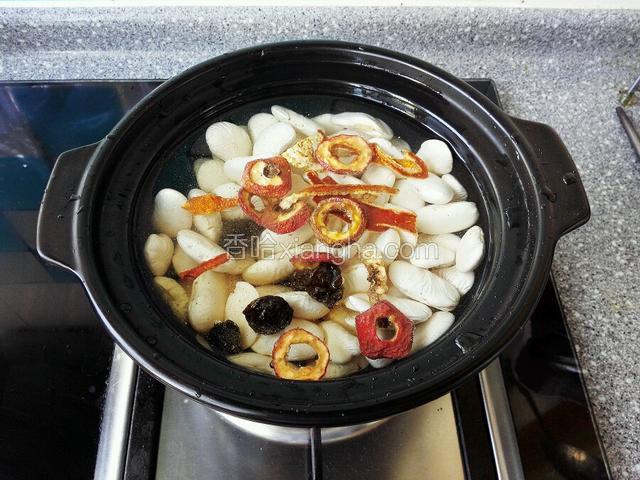 次日白芸豆冲洗干净，话梅，陈皮，山楂冲洗干净一同放入清水，水抹过芸豆就行了