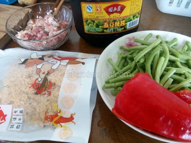 准备材料，豆角洗净切段，瘦肉剁碎，红辣椒洗净准备