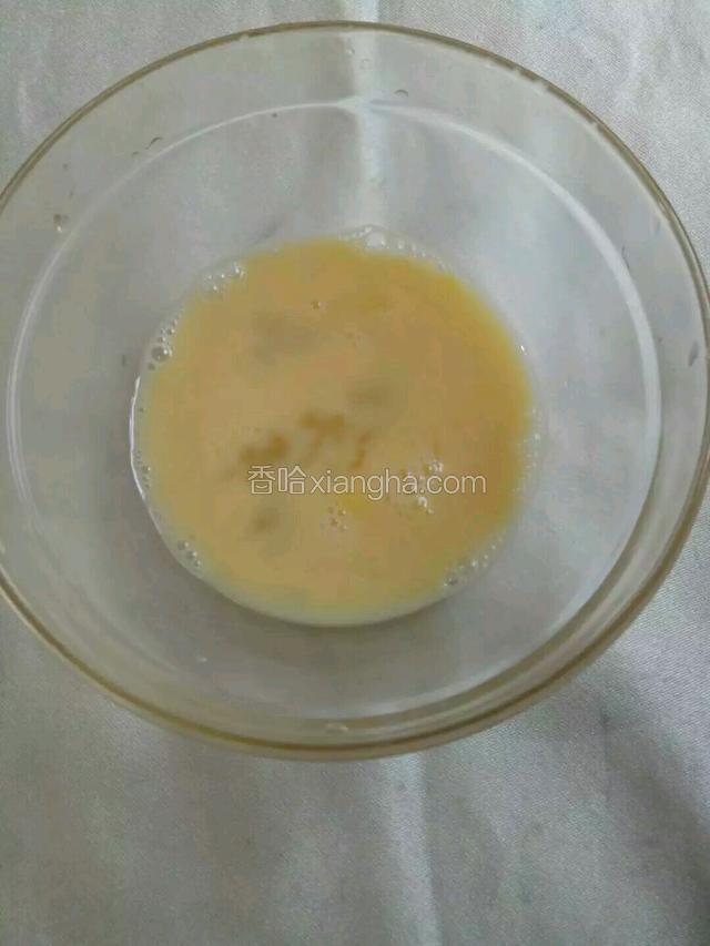 鸡蛋磕入碗中打散。