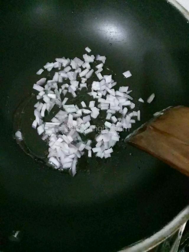 锅中放少许油先下洋葱煸炒。