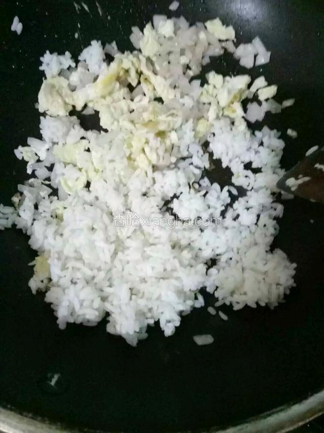 接着加入米饭翻炒两分钟。