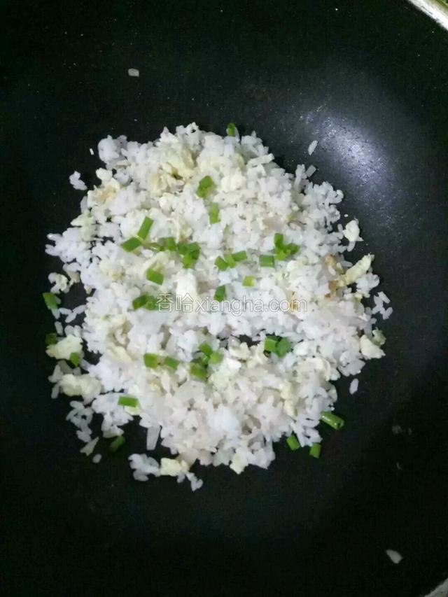 然后加少许盐和鸡精调味撒上葱花即可出锅。