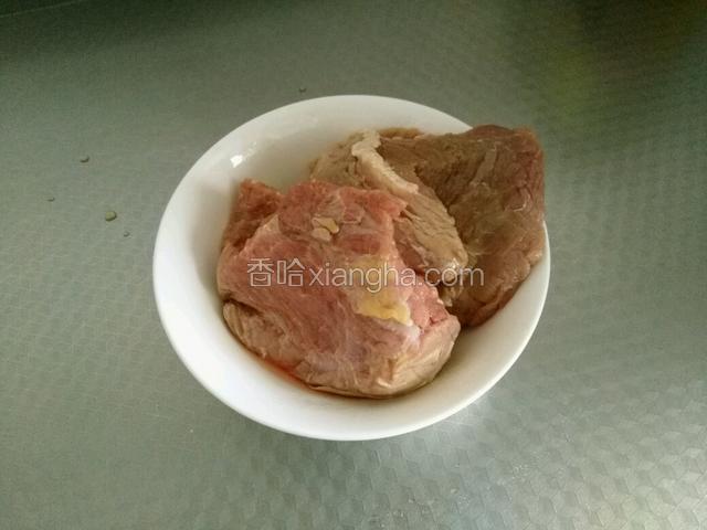 准备好牛肉（用凉水泡两小时）泡出血水。