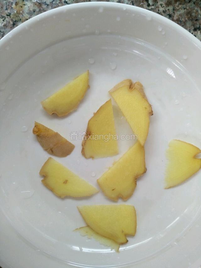 盘底铺一层姜片