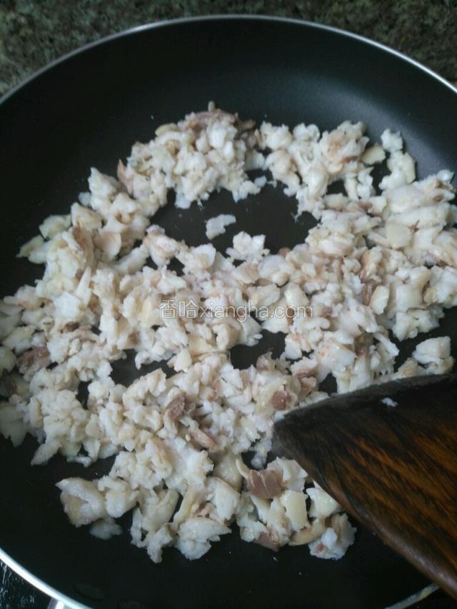 倒入鱼肉，微炒出水分