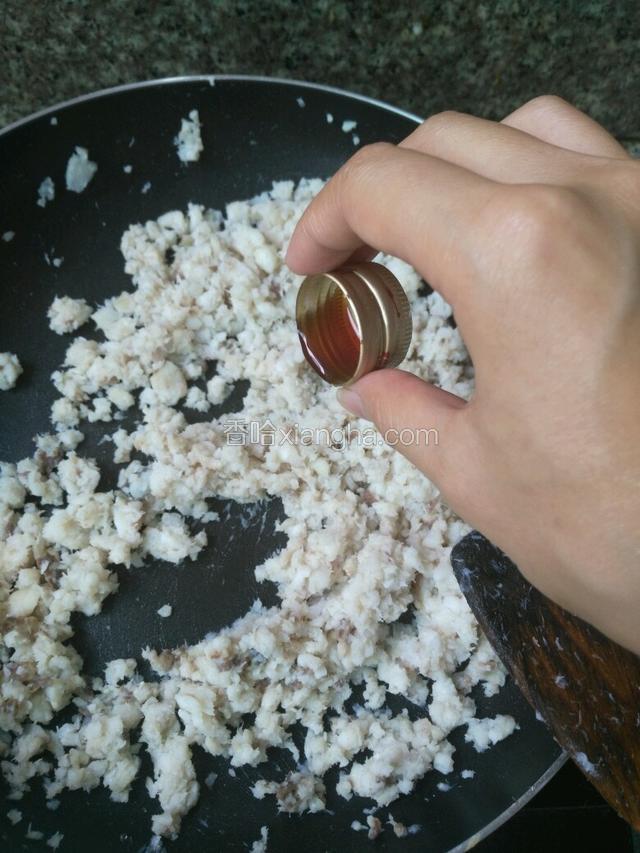 加入料酒酱油，继续炒啊炒，全程小火快好时有像在炒棉花一样绵绵的蓬松感