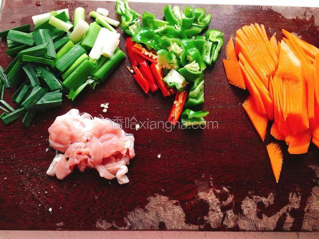 猪肉，胡萝卜切片，大蒜叶，红椒，青椒切段。