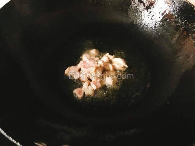 热锅倒入花生油烧至六成热，放入猪肉炒至断生。