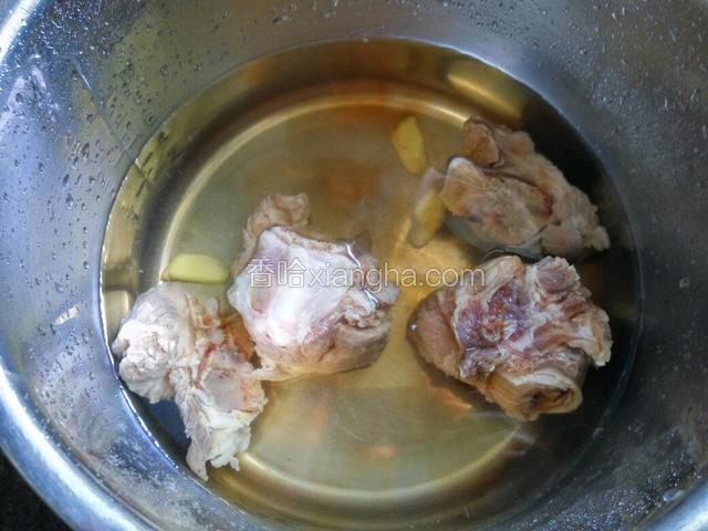 先把猪大骨焯水洗净放入电压力锅内，放入姜片，料酒，在滴几滴香醋，在放入适量的水