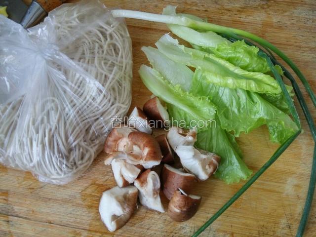 备料，生菜，香菇洗净，香菇改刀，葱切粒