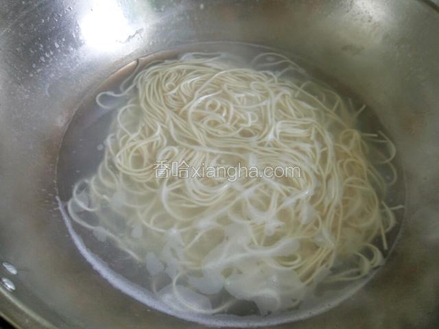 另起锅放入适量的水烧开放入一勺盐，在把面条放入锅内煮熟