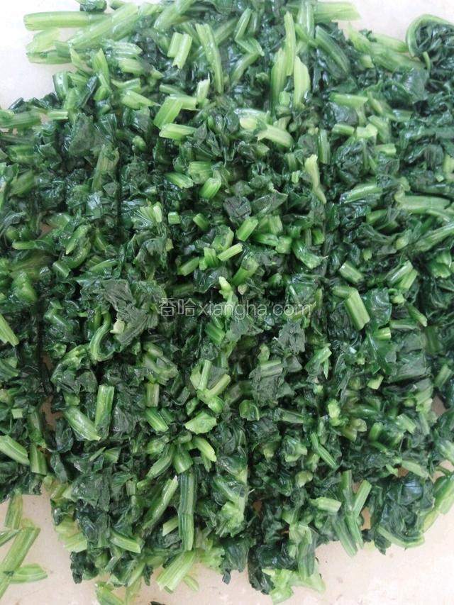 把绰过水的菠菜过两遍凉水，切碎