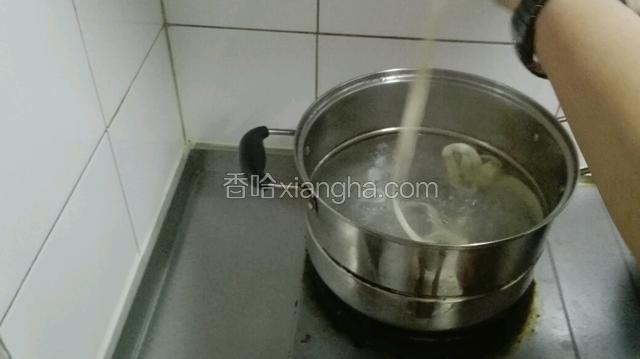 放入锅内煮熟