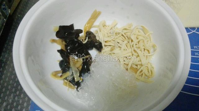 准备将切好的的豆腐丝，粉丝，黄花木耳放入碗底