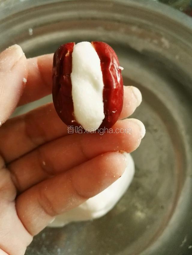 放入大枣的开口处捏紧