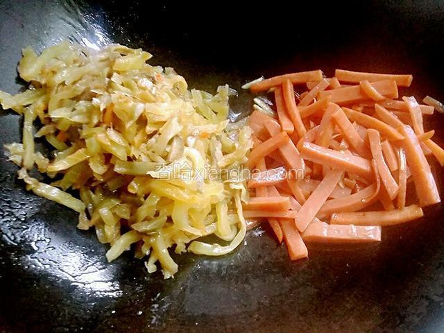 再把榨菜下锅，调中火翻炒一分钟