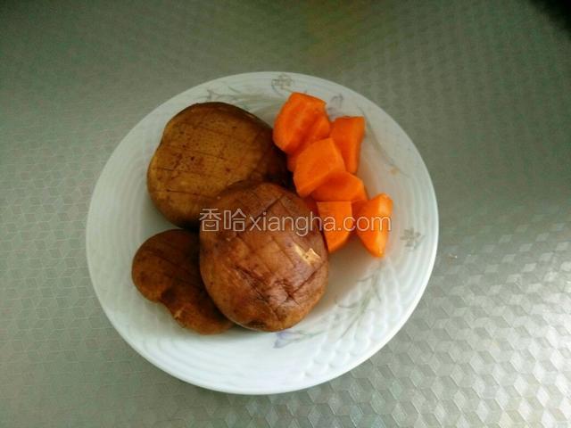 香菇三朵，胡萝卜一点点。