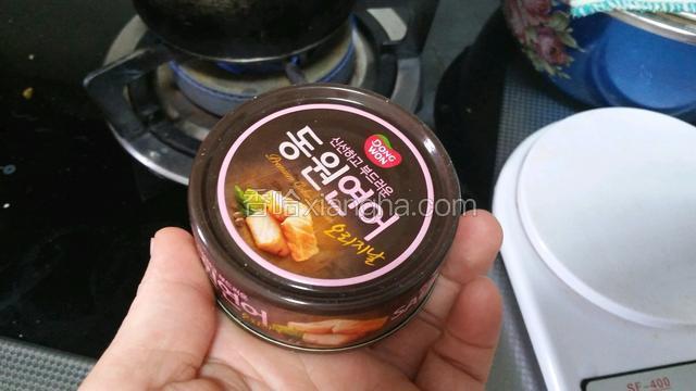准备金枪鱼罐头