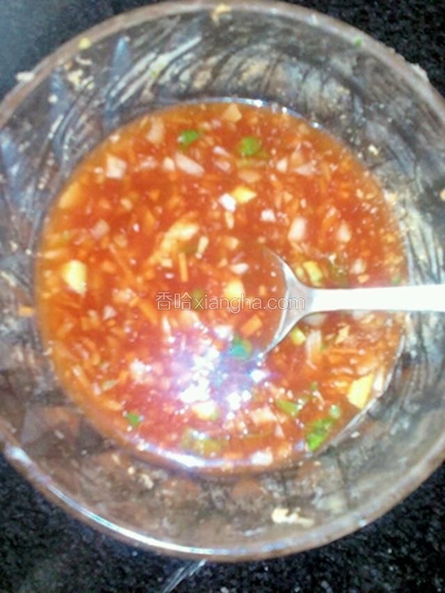 蒸苦瓜时间把料汁调好，盐，生抽，老抽，蚝油，蒜粒，白糖，鸡粉，一小勺番茄酱，一点点干淀粉，适量的水调开