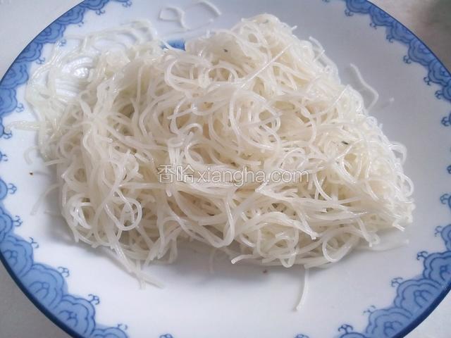 煮金针菇的时间长些，趁机用少许花生油把米粉拌散开。
