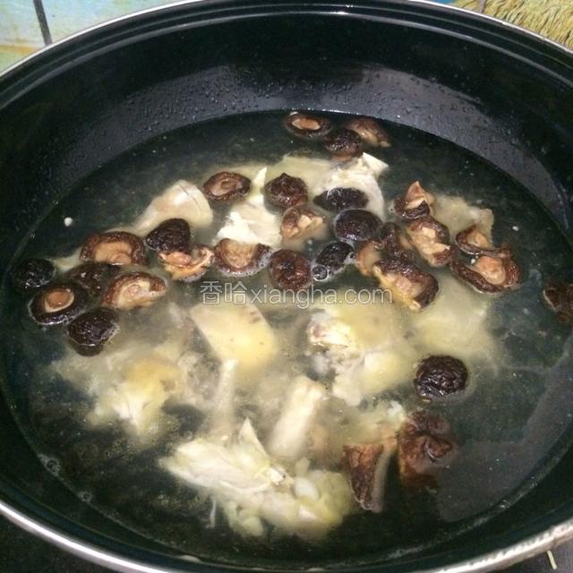 煲好点的汤倒回锅中烧开。