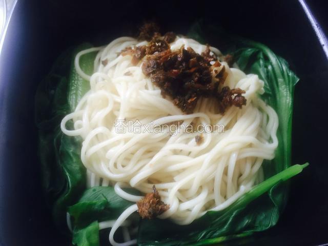 放上芽菜。