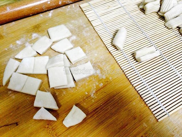 再切成块，再寿司帘上一滚就出来形状了。