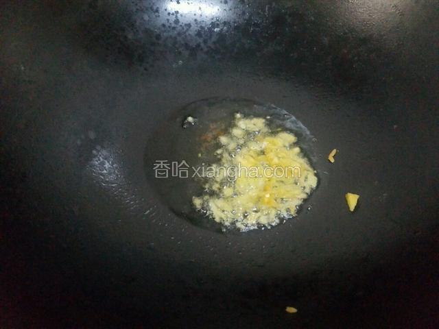 开大火，将锅烧热，锅热后放入油，油五成热时放入姜炝锅。