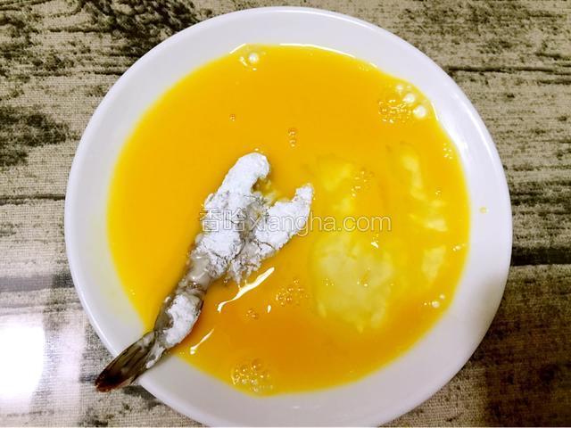 然后放入鸡蛋液里滚一滚