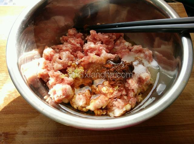 猪肉洗净剁成肉糜，放入所有调料顺时针搅拌上劲放入冰箱冷藏，盐要一次性放够后面就不放了
