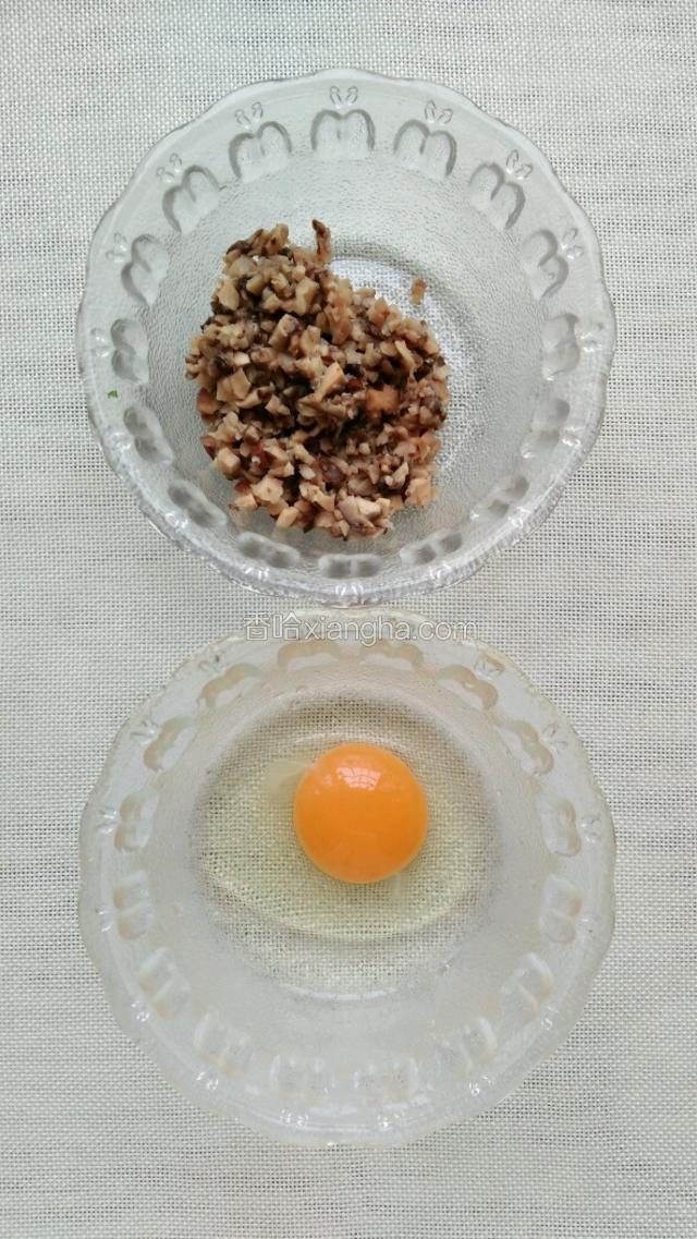 干香菇泡发后剁成末，鸡蛋敲开备用。