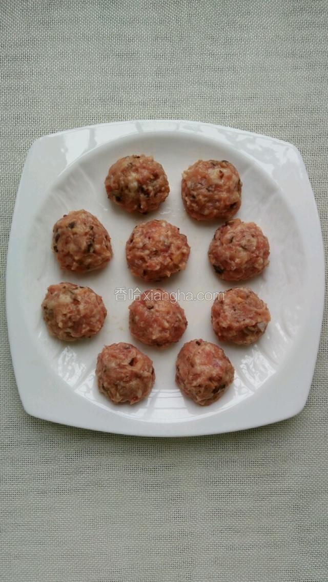 用手将肉末团成丸子，放入刷了一层薄油的盘子内，放入锅内隔水蒸20～30分钟左右（时间取决于肉丸子的大小）。