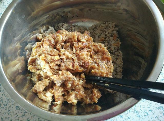 将香菇末倒入肉馅中搅拌均匀
