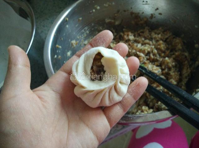 转圈将包子包好