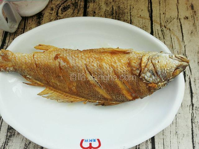 炸制二面金黄捞出备用