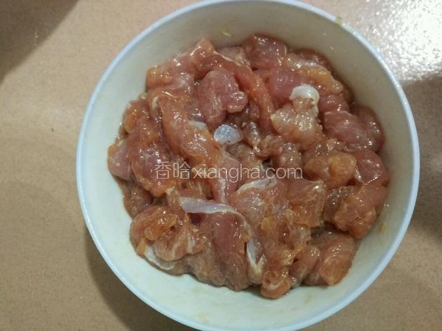 用料酒、盐、生粉、生抽、蚝油拌均匀，最后再用食用油拌一下